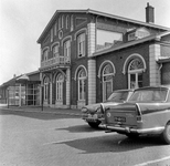 150380 Gezicht op de voorgevel van het N.S.-station te Harderwijk.